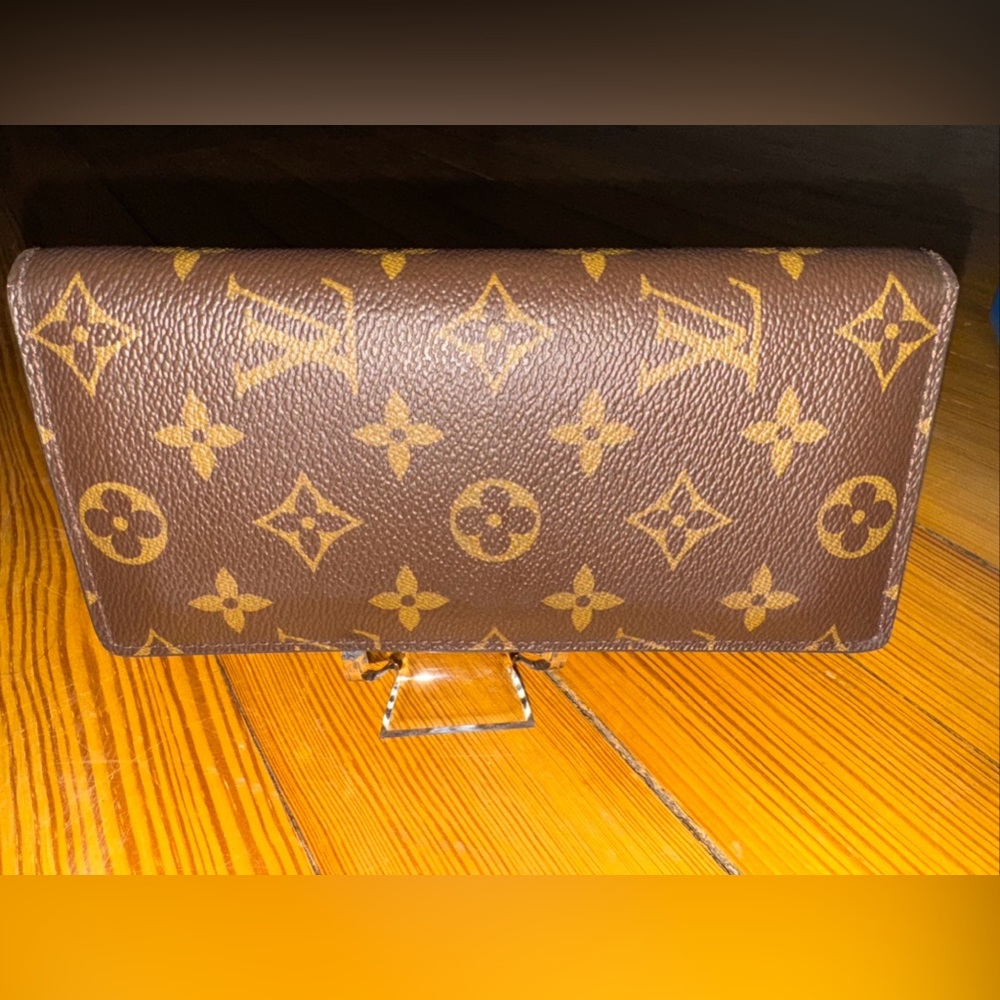 Authentic Louis Vuitton Monogram Brazza Wallet no call outs. Includes bag/box